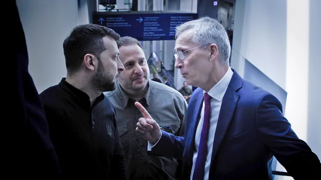 Jens Stoltenberg spreekt Volodymyr Zelensky streng toe.