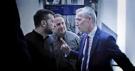 Jens Stoltenberg spreekt Volodymyr Zelensky streng toe.