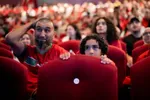 In theater en congrescentrum Meervaart in Amsterdam kijken Marokko-fans samen naar de WK-kwartfinale voetbal tussen Frankrijk en Marokko
