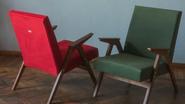 Twee stoelen in een ruimte