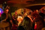 Band speelt op het podium tijdens een concert in Groningen vera