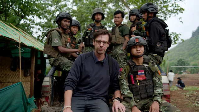 Ruben Terlou in Myanmar samen met soldaten.