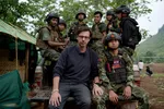Ruben Terlou in Myanmar samen met soldaten.