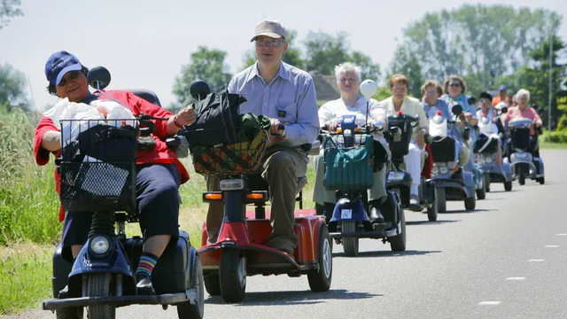 OLST: De Gehandicaptenraad Deventer organiseerde zaterdag voor de tweede keer de nationale scootmobieltocht in en om Deventer. Tussen de 80 en 100 deelnemers konden een route van 15 of 30 kilometer rijden. De tocht ging via de veerpont van Welsen naar Olst.
2005