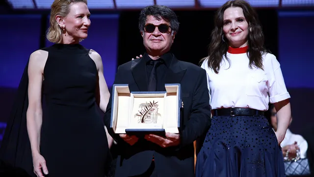 Jafar Panahi ontvangt de Gouden Palm voor Un simple accident uit handen van Cate Blanchett  en Juliette Binoche