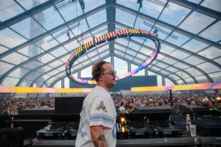 Jongen met zonnebril in een hele grote tent