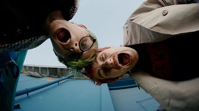 twee hoofdpersonages schreeuwend op de foto