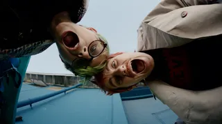 twee hoofdpersonages schreeuwend op de foto