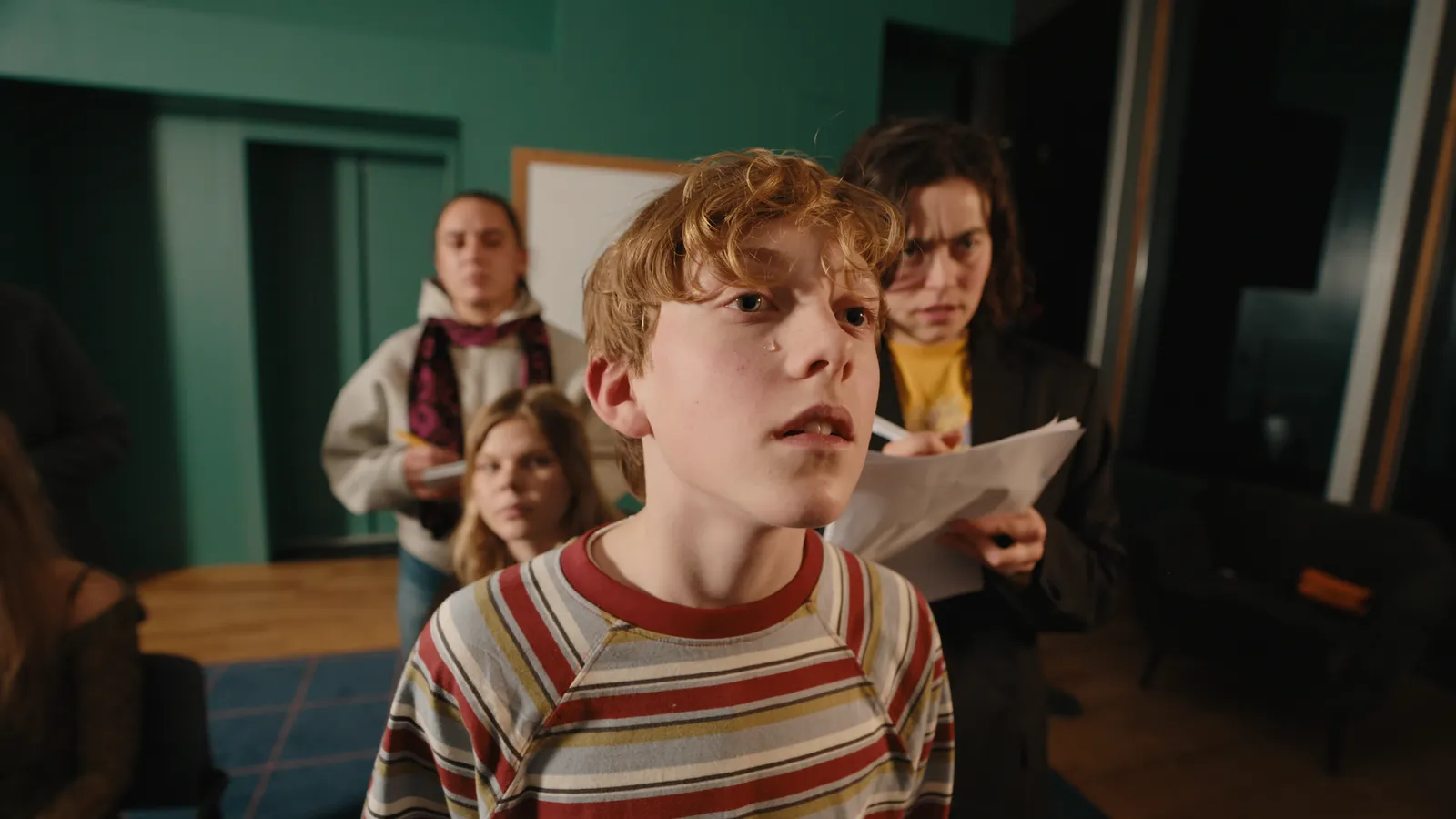 Jonge die de verte inkijkt met drie mensen erachter