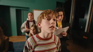 Jonge die de verte inkijkt met drie mensen erachter