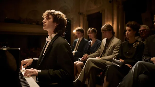 Levan Gelbakhiani als pianist Youri Egorov in de film Youri