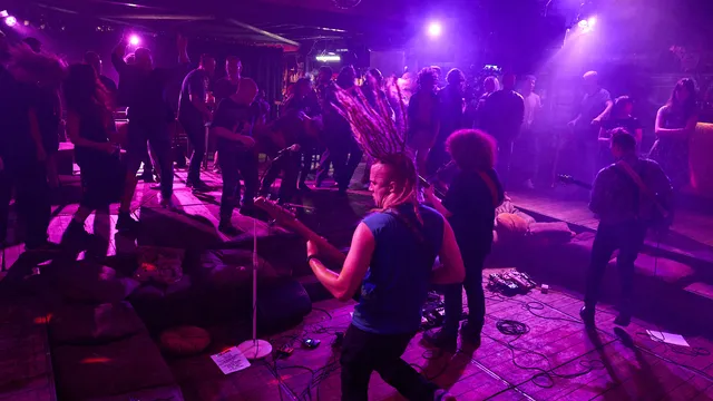 Dan and the Middle Men