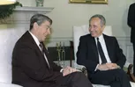 Ronald Reagan en de Israëlische buitenlandminister Shimon Peres in 1988. Inzet van het gesprek was onder meer vrede tussen Israël en de Arabische buurlanden.