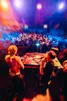 Een feestende menigte omringt dj's bij een rave