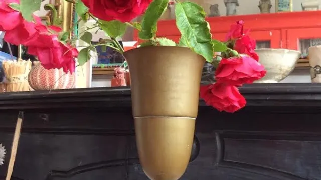 Intens slechte foto van de Nel Randwijk bloemenvaas op gaskachel