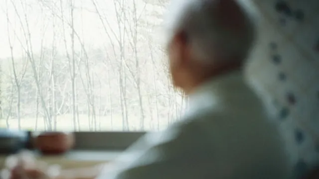 Ouder iemand, bejaarde op de rug gezien. Soft focus