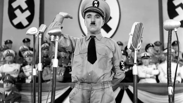 In Tomanien hat die Hynkelpartei mittlerweile die Macht ergriffen. Die Meinungsfreiheit wurde abgeschafft, man hört überall nur noch die Stimme von Anton Hynkel (Charles Chaplin).
