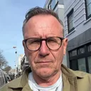 Portretfoto Frans Hoogeveen, een witte man met grijs haar.