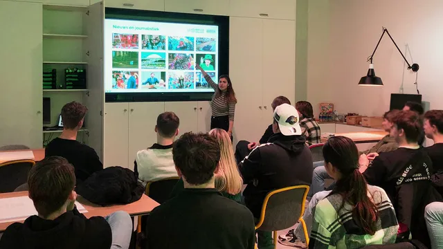 Media-docent Lotte van Rosmalen tijdens de Masterclass Medialogica
