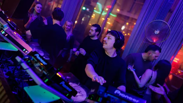 Dj Joase draait een set in Yellow House