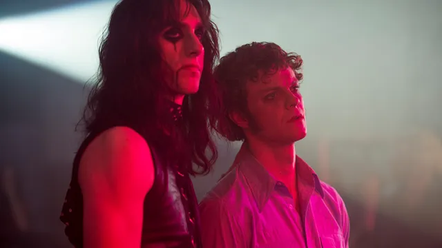 Dustin Ingram als Alice Cooper in Vinyl