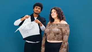 Yannick en Tatjana poseren voor een blauwe achtergrond. Yannick scheurt een groot vel papier met de tekst "DIKKE VETTE LEUGEN" en de vloer ligt vol verkreukeld papier. Tatjana draagt een panterprint top en lange zwarte rok. Beiden kijken serieus in de camera.