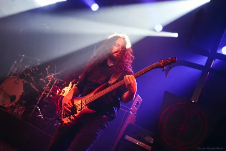 De bassist van Ruïm in Iduna
