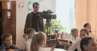 Pavel Talankin in de klas met een camera