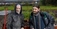 Edwin de Jong (links) en Xander van Riessen (rechts) in de moestuin