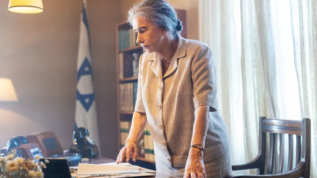 Golda Meir (Helen Mirren)