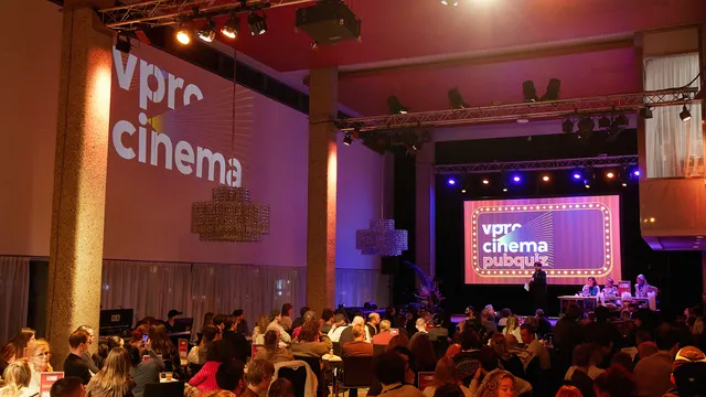 In de feestzaal van De Doelen doen honderden mensen mee met de VPRO Cinema Pubquiz tijdens International Film Festival Rotterdam