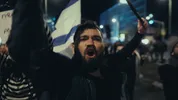 Demonstrant in Tel Aviv, hij is aan het schreeuwen.