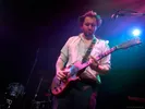 Esker van der Werken speelt gitaar
