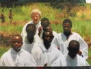 De pater met zijn geestelijken en twee militairen op de achtergrond in Oost-Congo