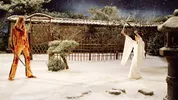 Uma Thurman als The Bride in gevecht met O-Ren Ishii (Lucy Liu) in Kill Bill