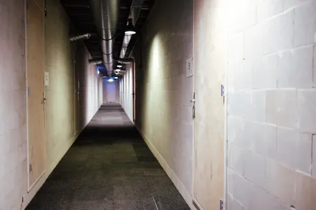 Gang met oefenruimtes in het nieuwe dB's