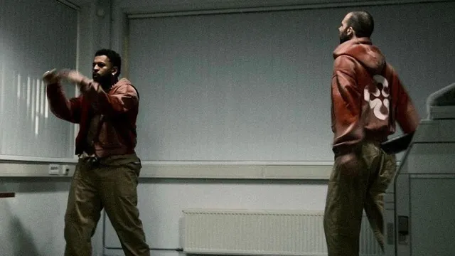 Foto van stroomstoot, twee mannen staan in een lege kamer met tl-licht