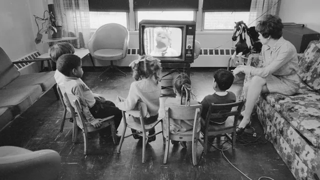 kinderen zitten voor de buis