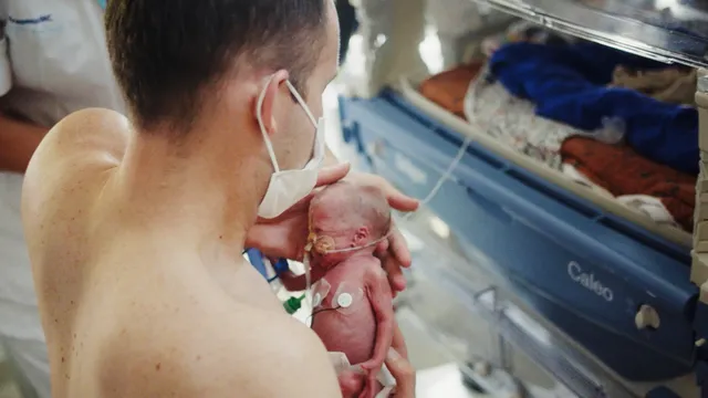 Handen aan de couveuse - Edith - John en Lianne. Hun dochter Edith komt met amper 26 weken ter wereld