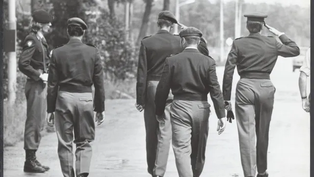 saluerende soldaten