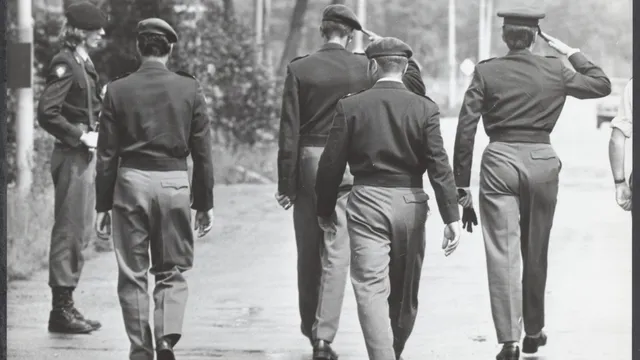 saluerende soldaten