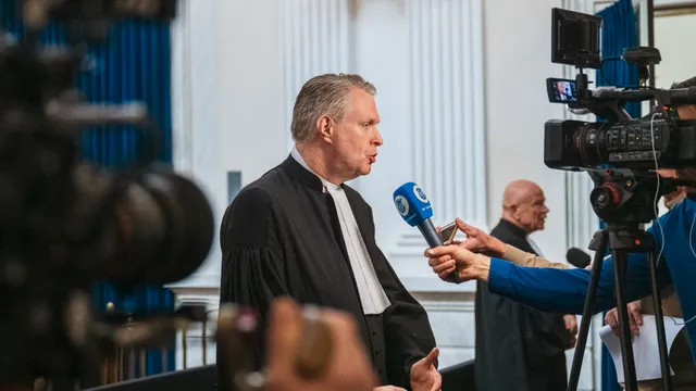 LEEUWARDEN - Advocaat Edwin Bosch staat de pers te woord na afloop van de uitspraak in het hoger beroep in de Mallorcazaak. De zaak met zeven verdachten gaat over extreem uitgaansgeweld op het Spaanse eiland Mallorca, waardoor Carlo Heuvelman (27) overleed. Eerder werden acht mannen veroordeeld. Zeven verdachten zijn in hoger beroep gegaan tegen die uitspraak. ANP JILMER POSTMA