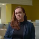 Still van Stephanie Onclin uit de aflevering 'Ondermijning aan de Zaan" van Medialogica