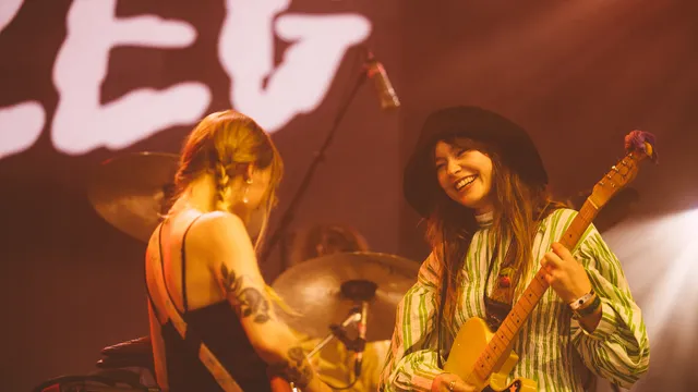 Wet Leg in de Heineken op Lowlands 2022