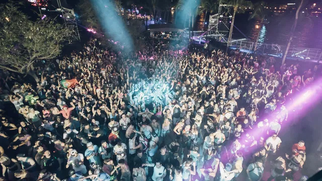 Ik draai mijn set tijdens zonsondergang, en beleef met het publiek de Arcadia Spider in dag- en nachtsetting. In de laatste komt de Spider pas echt tot leven. Na mijn set is er de ‘landing show’ en laat de Arcadia Spider alles zien en horen wat hij in zijn mars heeft, met dansers, acrobaten en vooral veel lichtspektakel en vuur. Mijn camera ligt helaas nog in de dj booth….