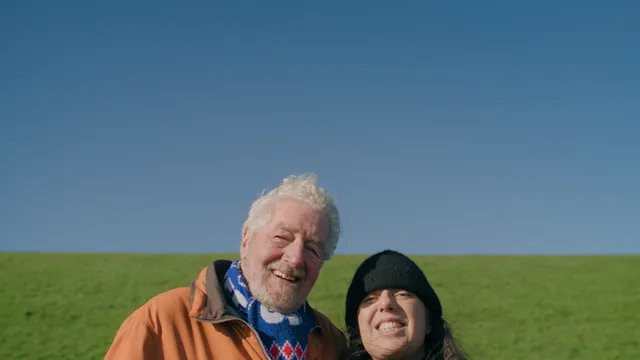 Tina Farifteh en oud-boer Auke op de dijk.