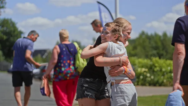 twee meisjes die elkaar knuffelen