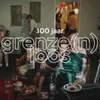 Een familie die in een huiskamer op banken zit en naar een televisie kijkt. Ook staat de tekst 100 jaar grenze(n)loos in beeld.