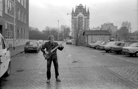 Gerben Reijers, bassist Lullabies, voor de Rotterdamse studio waar de Utreg Punx-e.p. werd opgenomen (maart 1980, foto Harry Haakman)