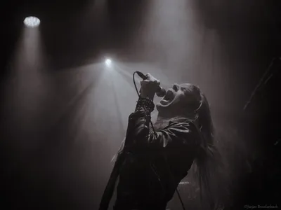 De zanger van Deathless Void in Iduna